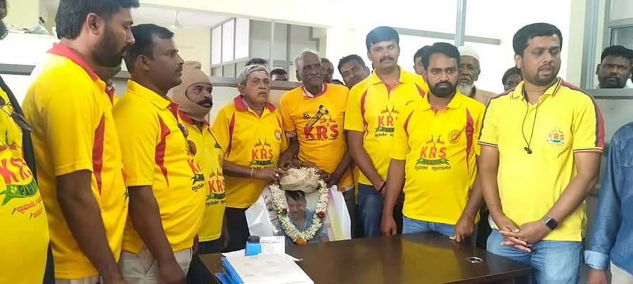 ಗೌರಿಬಿದನೂರಿನಲ್ಲಿ ಇತ್ತೀಚೆಗೆ ಲೋಕಾಯುಕ್ತ ದಾಳಿಗೆ ಒಳಗಾಗಿದ್ದ ಗ್ರಾಮೀಣ ನೀರು ಮತ್ತು ನೈರ್ಮಲ್ಯ ಎಂಜಿನಿಯರ್ ಆಂಜಿನೇಯ ಮೂರ್ತಿ ಭಾವಚಿತ್ರಕ್ಕೆ ಕೆಆರ್‌ಎಸ್ ಪಕ್ಷದಿಂದ ಸನ್ಮಾನ ಮಾಡಲಾಯಿತು