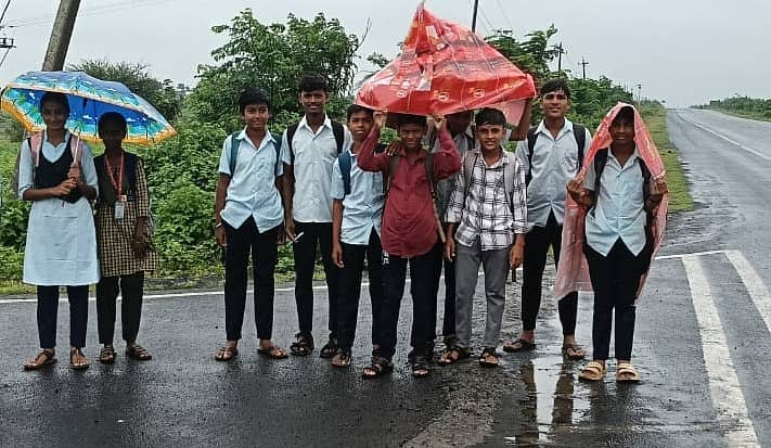 ಔರಾದ್ ತಾಲ್ಲೂಕಿನ ಎಕಲಾರ ತಂಡಾ ವಿದ್ಯಾರ್ಥಿಗಳು ಮಳೆಯಲ್ಲೇ ಕಾಲ್ನಡಿಗೆಯಲ್ಲಿ ಶಾಲೆಗೆ ಹೋಗುತ್ತಿರುವುದು