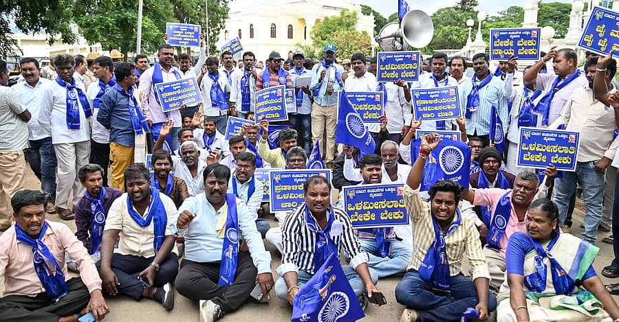 ಮೈಸೂರಿನ ಪುರಭವನದ ಆವರಣದಲ್ಲಿ ಮಾದಿಗ ಸಂಘಟನೆಗಳ ಒಕ್ಕೂಟದ ಸದಸ್ಯರು ಒಳಮೀಸಲಾತಿ ಜಾರಿಗೆ ಆಗ್ರಹಿಸಿ ಶುಕ್ರವಾರ ಪ್ರತಿಭಟನೆ ನಡೆಸಿದರು  ಪ್ರಜಾವಾಣಿ ಚಿತ್ರ
