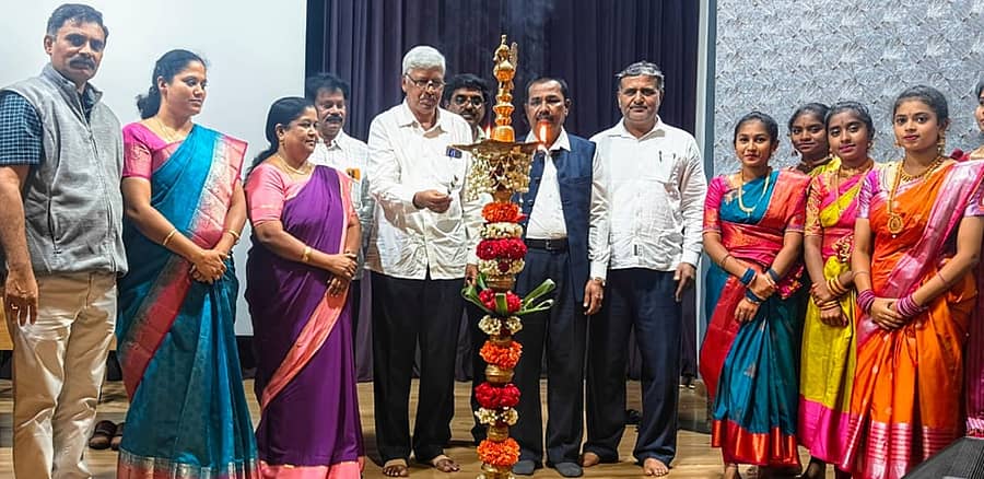 <div class="paragraphs"><p>ರಾಮನಗರ ತಾಲ್ಲೂಕಿನ ಬಿಡದಿಯ ಐಕಾನ್ ಪದವಿ ಪೂರ್ವ ಕಾಲೇಜಿನಲ್ಲಿ ಪಿಯು ಪ್ರಾಂಶುಪಾಲರಿಗೆ ಹಮ್ಮಿಕೊಂಡಿದ್ದ ಆಡಳಿತಾತ್ಮಕ ತರಬೇತಿ ಕಾರ್ಯಾಗಾರವನ್ನು ಪಿಯು ಇಲಾಖೆಯ ನಿವೃತ್ತ ಉಪ ನಿರ್ದೇಶಕ ಎಚ್‌.ಡಿ. ಲಿಂಗರಾಜು ಉದ್ಘಾಟಿಸಿದರು. </p></div>