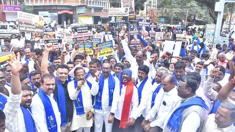 ತುಮಕೂರಿನಲ್ಲಿ ಶುಕ್ರವಾರ ಒಳ ಮೀಸಲಾತಿ ಜಾರಿಗೆ ಆಗ್ರಹಿಸಿ ಮಾದಿಗ ಸಮುದಾಯದವರು ಪ್ರತಿಭಟನೆ ನಡೆಸಿದರು