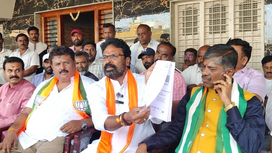 ಚಿಂತಾಮಣಿಯಲ್ಲಿ ಶುಕ್ರವಾರ ಬಿಜೆಪಿ ಮತ್ತು ಜೆಡಿಎಸ್ ಆಯೋಜಿಸಿದ್ದ ಪತ್ರಿಕಾಗೋಷ್ಠಿಯಲ್ಲಿ ಮಾಜಿ ಸಂಸದ ಎಸ್.ಮುನಿಸ್ವಾಮಿ ಮಾತನಾಡಿದರು