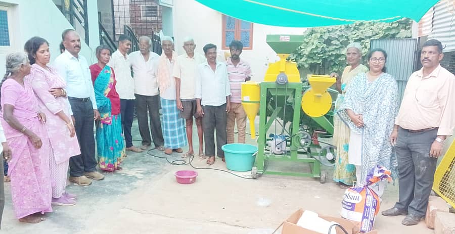 ತುಮಕೂರು ತಾಲ್ಲೂಕಿನ ಕಾಳೇನಹಳ್ಳಿಯಲ್ಲಿ ಈಚೆಗೆ ಗಾಂಧಿ ಕೃಷಿ ವಿಜ್ಞಾನ ಕೇಂದ್ರದಿಂದ ಬೇಳೆ ಸಂಸ್ಕರಣಾ ಘಟಕಕ್ಕೆ ಚಾಲನೆ ನೀಡಲಾಯಿತು. ವಿಜ್ಞಾನಿಗಳಾದ ಮೂಡಲಗಿರಿಯಪ್ಪ, ಎಚ್‌.ಎಸ್‌.ಲತಾ, ಬಿ.ಜಿ.ವಾಸಂತಿ ಇತರರು ಹಾಜರಿದ್ದರು