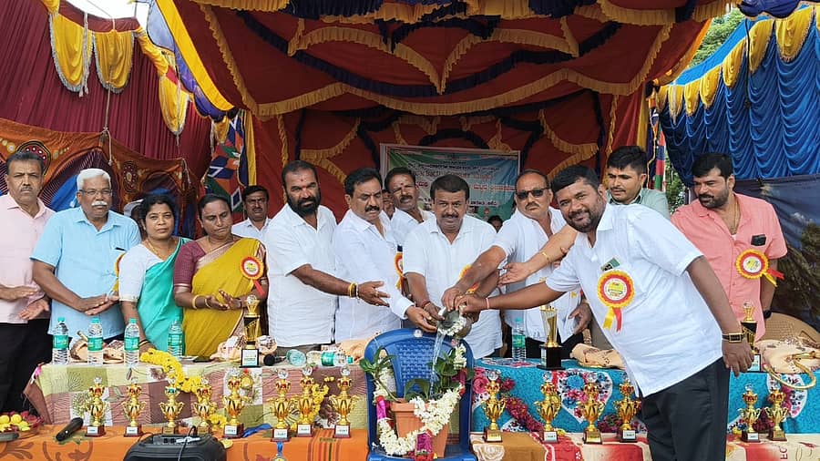 ಬಾಗೂರು ಹೋಬಳಿ ಕೇಂದ್ರದ ಸರ್ಕಾರಿ ಹಿರಿಯ ಪ್ರಾಥಮಿಕ (ಹಳೆಯ) ಶಾಲಾ ಆವರಣದಲ್ಲಿ ತಾಲ್ಲೂಕು ಶಿಕ್ಷಣ ಇಲಾಖೆ ಆಯೋಜಿಸಿದ್ದ ಹೋಬಳಿ ಮಟ್ಟದ ಸರ್ಕಾರಿ ಹಿರಿಯ ಪ್ರಾಥಮಿಕ ಶಾಲೆಗಳ 2025–26ನೇ ಸಾಲಿನ ಕ್ರೀಡಾಕೂಟಕ್ಕೆ ಶಾಸಕ ಸಿ.ಎನ್. ಬಾಲಕೃಷ್ಣ ಚಾಲನೆ ನೀಡಿದರು