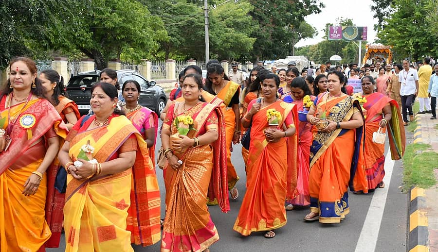 ಮೈಸೂರಿನಲ್ಲಿ ಸುಗಮ ಸಂಗೀತ ಸಮ್ಮೇಳನದ ಅಂಗವಾಗಿ ನಡೆದ ‘ಕಾವ್ಯ ದಿಬ್ಬಣ’ ಮೆರವಣಿಗೆಯಲ್ಲಿ ಮಹಿಳೆಯರು ಪೂರ್ಣಕುಂಭದೊಂದಿಗೆ ಪಾಲ್ಗೊಂಡಿದ್ದರು