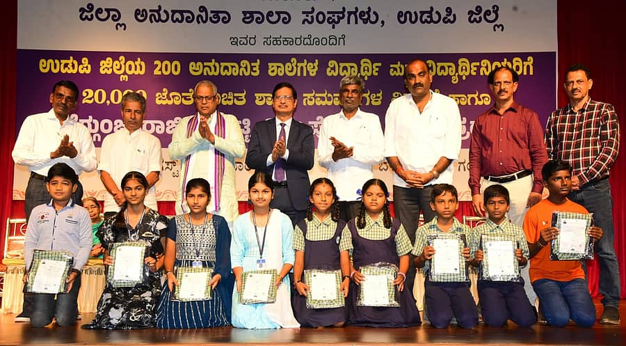 ಅನುದಾನಿತ ಶಾಲೆಗಳ ವಿದ್ಯಾರ್ಥಿಗಳಿಗೆ ಉಚಿತ ಸಮವಸ್ತ್ರ ವಿತರಣೆ ನಡೆಯಿತು