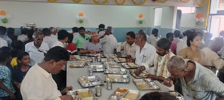 ವಿಜಯಪುರದಲ್ಲಿ ಶನಿವಾರ ಇಂದಿರಾ ಕ್ಯಾಂಟೀನ್ ಸೇವೆ ಆರಂಭಗೊಳ್ಳುತ್ತಿದಂತೆ ಊಟ ಸವಿಯಲು ಜನರು ಮುಗಿಬಿದ್ದರು