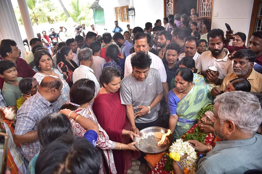 ತಾಳವಾಡಿಯ ದೊಡ್ಡಗಾಜನೂರು ಗ್ರಾಮದಲ್ಲಿ ಶನಿವಾರ ನಡೆದ ನಾಗಮ್ಮ ಅವರ ಅಂತ್ಯಕ್ರಿಯೆಯಲ್ಲಿ ನಟ ಶಿವರಾಜ್‌ಕುಮಾರ್‌–ಗೀತಾ ಶಿವರಾಜ್‌ಕುಮಾರ್‌ ದಂಪತಿ ಪಾಲ್ಗೊಂಡರು.