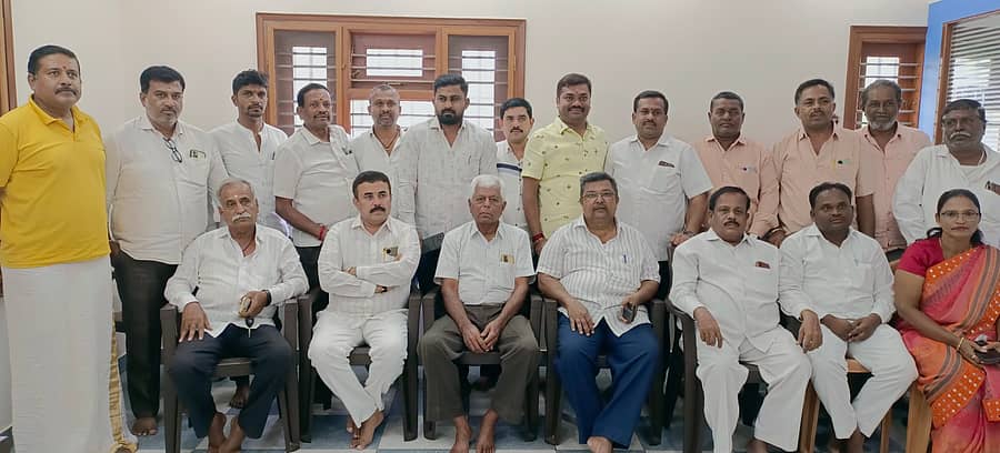 ಮಾಗಡಿ ಕಾಂಗ್ರೆಸ್ ಕಚೇರಿಯಲ್ಲಿ ನಡೆದ ಪತ್ರಿಕಾಗೋಷ್ಠಿಯಲ್ಲಿ ಭಾಗವಹಿಸಿದ್ದ ಕಾಂಗ್ರೆಸ್ ಮುಖಂಡರು 