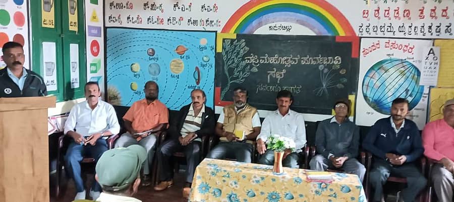 ಶನಿವಾರಸಂತೆ ಸಮೀಪದ ಆಲೂರು–ಸಿದ್ದಾಪುರ ಸರ್ಕಾರಿ ಮಾದರಿ ಪ್ರಾಥಮಿಕ ಶಾಲೆಯ ಹಳೆಯ ವಿದ್ಯಾರ್ಥಿಗಳ ಸಂಘದ ವತಿಯಿಂದ ಆಚರಿಸಲಿರುವ ಶಾಲಾ ವಜ್ರಮಹೋತ್ಸವ ಕಾರ್ಯಕ್ರಮದ 5ನೇ ಪೂರ್ವಭಾವಿ ಸಭೆಯು ಈಚೆಗೆ ಶಾಲಾ ಸಭಾಂಗಣದಲ್ಲಿ ನಡೆಯಿತು