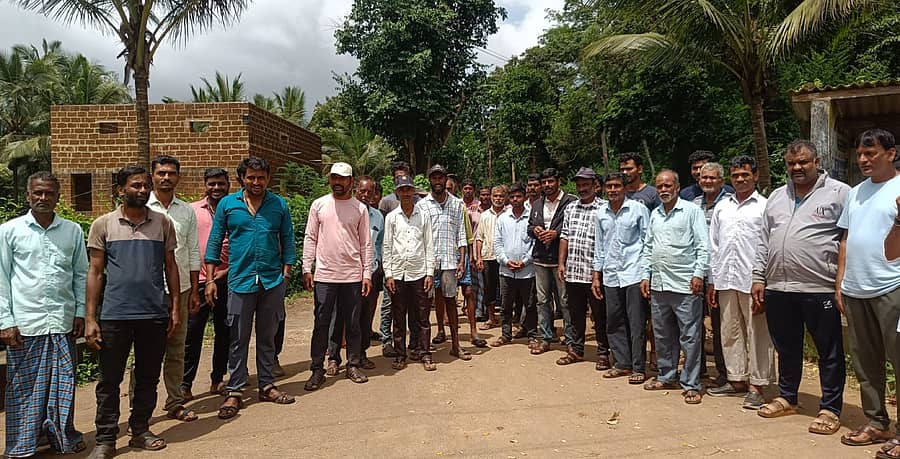 ಶಿರಸಿಯ ಬಿದ್ರಳ್ಳಿ ಕ್ರಾಸ್ ಬಳಿ ಸಹಸ್ರಳ್ಳಿ ಗ್ರಾಮಸ್ಥರು ಪ್ರತಿಭಟನೆ ನಡೆಸಿದರು