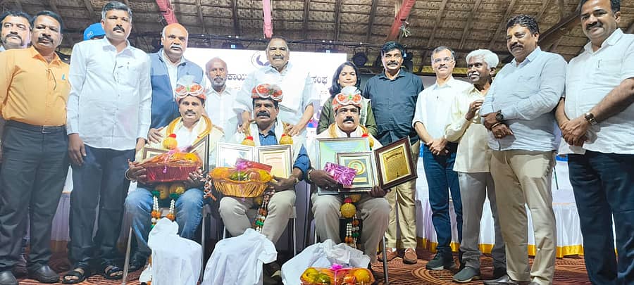 ಹಾಸನದಲ್ಲಿ ನಡೆದ ಮಾಧ್ಯಮ ದಿನಾಚರಣೆಯಲ್ಲಿ ಎಸ್‌.ಆರ್‌. ಪ್ರಸನ್ನಕುಮಾರ್‌, ಕೆ.ಆರ್‌.ಮಂಜುನಾಥ, ಡಿ.ಜೆ. ರಾಜಗೋಪಾಲ್‌ ಅವರನ್ನು ಸನ್ಮಾನಿಸಲಾಯಿತು. ಶಾಸಕ ಕೆ.ಎಂ. ಶಿವಲಿಂಗೇಗೌಡ, ಜಿಲ್ಲಾಧಿಕಾರಿ ಕೆ.ಎಸ್. ಲತಾಕುಮಾರಿ ಭಾಗವಹಿಸಿದ್ದರು