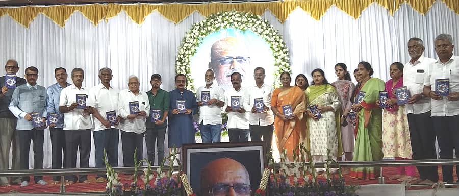 ನರಸಿಂಹರಾಜಪುರದಲ್ಲಿ ಶನಿವಾರ ನಡೆದ ಎಚ್.ಟಿ.ರಾಜೇಂದ್ರ ಅವರ ನುಡಿನಮನ, ಗೀತಗಾಯನ ಕಾರ್ಯಕ್ರಮದಲ್ಲಿ ‘ಧ್ರುವತಾರೆ –ರಾಜೇಂದ್ರ ಬಾಳ ನೆನಪಿನ ಹನಿಗಳು’ ಪುಸ್ತಕವನ್ನು ಕರ್ನಾಟಕ ಚಿತ್ರಕಲಾ ಪರಿಷತ್ ಅಧ್ಯಕ್ಷ ಬಿ.ಎಲ್.ಶಂಕರ್ ಬಿಡುಗಡೆ ಮಾಡಿದರು. ನ್ಯಾಯಮೂರ್ತಿ ಎಚ್.ಟಿ.ನರೇಂದ್ರ ಪ್ರಸಾದ್ ಭಾಗವಹಿಸಿದ್ದರು