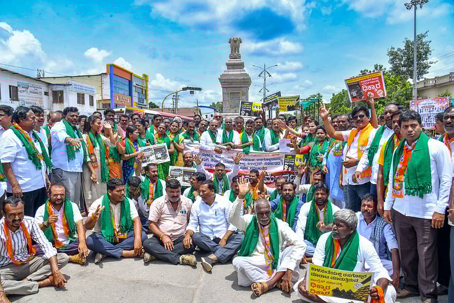 ಕೊಪ್ಪಳದಲ್ಲಿ ಶನಿವಾರ ಬಿಜೆಪಿ ಮುಖಂಡರು ಅಶೋಕ ವೃತ್ತದಲ್ಲಿ ಪ್ರತಿಭಟನೆ ನಡೆಸಿದರು 