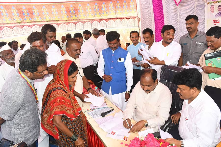 ಕಲಬುರಗಿ ತಾಲ್ಲೂಕಿನ ಮೇಳಕುಂದಾ ಗ್ರಾಮದಲ್ಲಿ ಶಾಸಕ ಅಲ್ಲಮಪ್ರಭು ಪಾಟೀಲ ವೃದ್ಧೆಯೊಬ್ಬರ ಅಹವಾಲು ಆಲಿಸಿದರು. ತಹಶೀಲ್ದಾರ್ ಆನಂದಶೀಲ ಹಾಗೂ ಅಧಿಕಾರಿಗಳು ಭಾಗವಹಿಸಿದ್ದರು