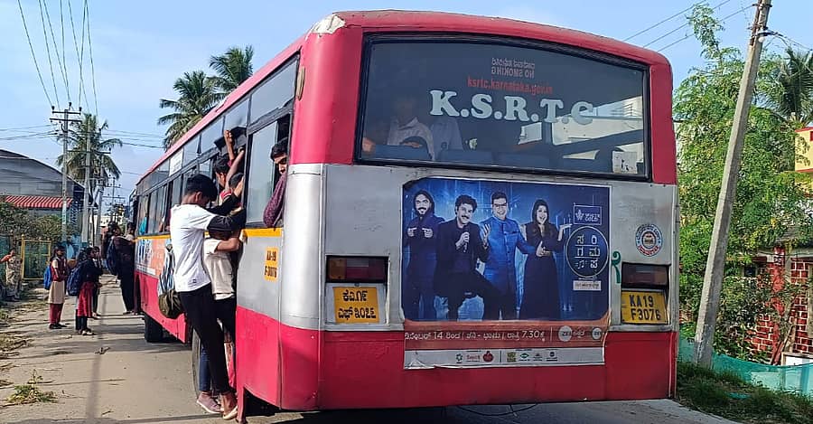 ಶ್ರೀರಂಗ‍ಟ್ಟಣ ತಾಲ್ಲೂಕಿನ ಚಂದಗಿರಿಕೊಪ್ಪಲು, ಬಲ್ಲೇನಹಳ್ಳಿ ಇತರ ಗ್ರಾಮಗಳಿಂದ ತಾಲ್ಲೂಕು ಕೇಂದ್ರ ಹಾಗೂ ಮೈಸೂರಿಗೆ ಸಂಚರಿಸುವ ಬಸ್‌ ಭರ್ತಿಯಾಗಿ, ಪ್ರಯಾಣಿಕರು ಹಾಗೂ ವಿದ್ಯಾರ್ಥಿಗಳು ಶುಕ್ರವಾರ ಬಸ್‌ ಬಾಗಿಲಲ್ಲೇ ಅಪಾಯಕಾರಿ ರೀತಿಯಲ್ಲಿ ನಿಂತುಕೊಂಡು ಪ್ರಯಾಣಿಸಿದರು 