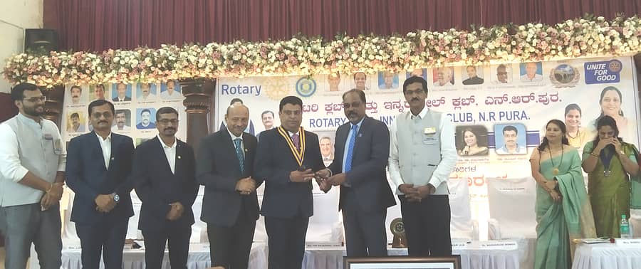 ನರಸಿಂಹರಾಜಪುರದ ರೋಟರಿ ಕ್ಲಬ್ ನ ನೂತನ ಅಧ್ಯಕ್ಷ ಕಣಿವೆ ವಿನಯ್ ಅವರಿಗೆ ರೋಟರಿ ಜಿಲ್ಲೆ 3191ನ ಐ.ಪಿ.ಡಿ.ಜಿ ಬೆಂಗಳೂರಿನ ಸತೀಶ್ ಮಾಧವನ್ ಪದವಿ ಪ್ರಧಾನ ಮಾಡಿದರು