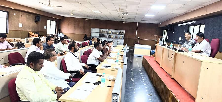<div class="paragraphs"><p>ಕುಂದಾಪುರದ ತಾಲ್ಲೂಕು ಪಂಚಾಯಿತಿ ಸಭಾಂಗಣದಲ್ಲಿ ಬುಧವಾರ ತಾಲ್ಲೂಕು ಗ್ಯಾರಂಟಿ ಯೋಜನೆ ಅನುಷ್ಠಾನ ಸಮಿತಿ ಸಭೆ ನಡೆಯಿತು.</p></div>