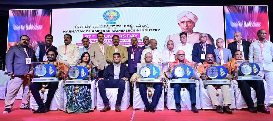 ಕರ್ನಾಟಕ ವಾಣಿಜ್ಯೋದ್ಯಮ ಸಂಸ್ಥೆ ಹುಬ್ಬಳ್ಳಿಯಲ್ಲಿ ಶನಿವಾರ ಹಮ್ಮಿಕೊಂಡಿದ್ದ ಕಾರ್ಯಕ್ರಮದಲ್ಲಿ ಆರು ಮಂದಿ ಉದ್ಯಮಿಗಳಿಗೆ ‘ವಾಣಿಜ್ಯ ರತ್ನ’ ಪ್ರಶಸ್ತಿ ನೀಡಿ ಸನ್ಮಾನಿಸಲಾಯಿತು –ಪ್ರಜಾವಾಣಿ ಚಿತ್ರ