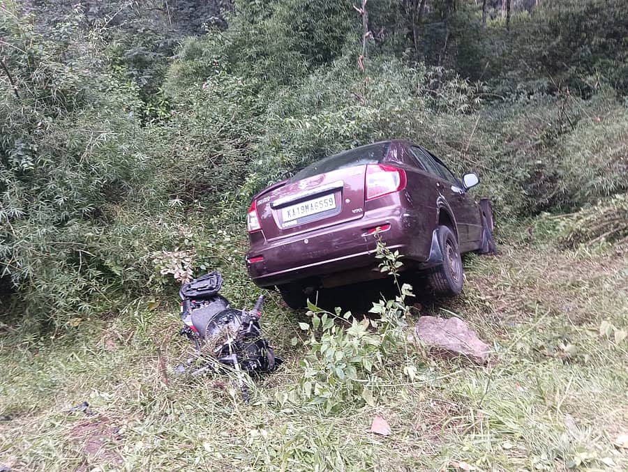 ಕುಶಾಲನಗರ ಸಮೀಪದ ಆನೆಕಾಡು ಬಳಿ ಶನಿವಾರ ಸಂಜೆ ಕಾರು ಮತ್ತು ಬೈಕ್ ನಡುವೆ ಡಿಕ್ಕಿಯಾಗಿರುವುದು