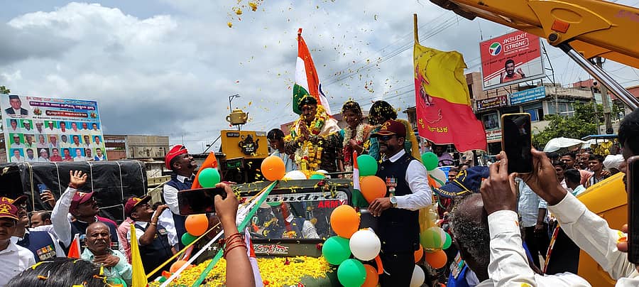 ಹುನಗುಂದದ ಪ್ರಮುಖ ಬೀದಿಗಳಲ್ಲಿ ನಿವೃತ್ತ ಯೋಧ ಮಂಜುನಾಥ ಅಂಗಡಿ ಅವರನ್ನು ತೆರೆದ ವಾಹನದಲ್ಲಿ ಮೆರವಣಿಗೆ ಮಾಡಲಾಯಿತು