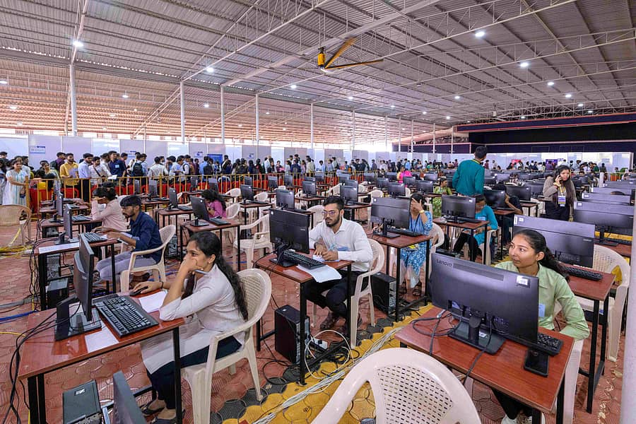 <div class="paragraphs"><p>ಮೂಡುಬಿದಿರೆಯ ವಿದ್ಯಾಗಿರಿಯಲ್ಲಿ ಶನಿವಾರ ನಡೆದ ಎರಡು ದಿನಗಳ ‘ಆಳ್ವಾಸ್ ಪ್ರಗತಿ’ ಉದ್ಯೋಗ ಮೇಳದಲ್ಲಿ ಭಾಗವಹಿಸಿದ್ದ ಉದ್ಯೋಗಾರ್ಥಿಗಳು</p></div>
