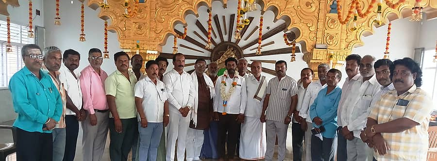 ಮಾಗಡಿ ಸಿದ್ದಾರೂಢಾಶ್ರಮದಲ್ಲಿ ಬೆಂಗಳೂರು ದಕ್ಷಿಣ ಜಿಲ್ಲಾ ಹಿಂದುಳಿದ ಜಾತಿಗಳ ಮಹಾ ಒಕ್ಕೂಟದ ಸಭೆ ನಡೆಯಿತು. ಜಿಲ್ಲಾಧ್ಯಕ್ಷ ರೈಡ್ ನಾಗರಾಜು ಮತ್ತು ಪ್ರಧಾನ ಕಾರ್ಯದರ್ಶಿ ಟಿ.ವಿ.ನಾರಾಯಣ ಇತರರು ಪಾಲ್ಗೊಂಡಿದ್ದರು