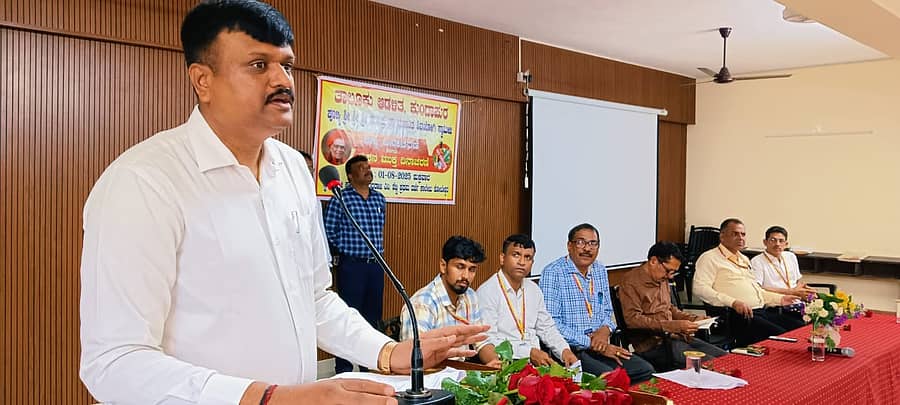 ಕುಂದಾಪುರ ಸಮೀಪದ ಕೋಟೇಶ್ವರದ ಕಾಳಾವರ ವರದರಾಜ ಎಂ ಶೆಟ್ಟಿ ಸರ್ಕಾರಿ ಕಾಲೇಜಿನಲ್ಲಿ ಶುಕ್ರವಾರ ಜರುಗಿದ ಡಾ.ಮಹಾಂತ ಶಿವಯೋಗಿಗಳ ಜನ್ಮ ದಿನಾಚರಣೆ ಕಾರ್ಯಕ್ರಮದಲ್ಲಿ ತಹಶೀಲ್ದಾರ್ ಪ್ರದೀಪ್ ಕುರ್ಡೇಕರ್ ಮಾತನಾಡಿದರು.