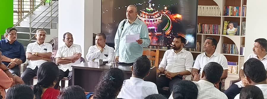ಕಾರ್ಕಳ ತಾಲ್ಲೂಕಿನ ಬೈಲೂರು ಪರಶುರಾಮ ಥೀಂ ಪಾರ್ಕ್ ನ ಕಾಮಗಾರಿಯನ್ನು ಮುಂದುವರೆಯಬೇಕು ಎಂಬ ಹಿನ್ನೆಲೆಯಲ್ಲಿ ವಿವಿಧ ಹಂತದ ಹೋರಾಟದ ಕುರಿತು ಶನಿವಾರ ಆಯೋಜಿಸಿದ ಸಭೆಯಲ್ಲಿ ಶಾಸಕ ವಿ.ಸುನಿಲ್ ಕುಮಾರ್ ಮಾತನಾಡಿದರು.