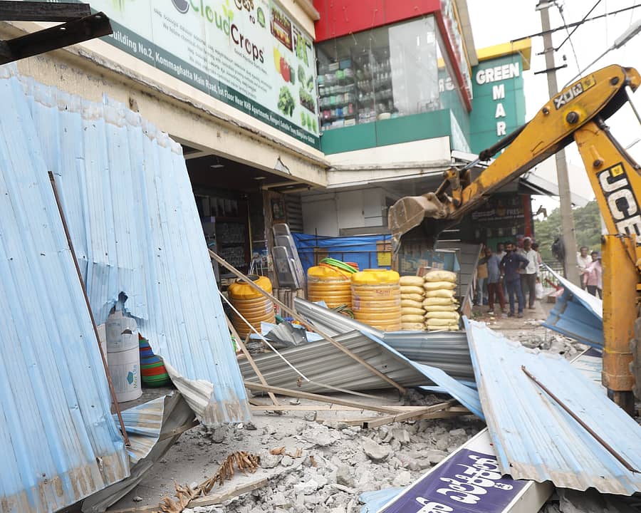 ಕೆಂಗೇರಿಯಲ್ಲಿ ಪಾದಚಾರಿ ಮಾರ್ಗದಲ್ಲಿನ ಒತ್ತುವರಿಯನ್ನು ಬಿಬಿಎಂಪಿ ಸಿಬ್ಬಂದಿ ತೆರವುಗೊಳಿಸಿದರು