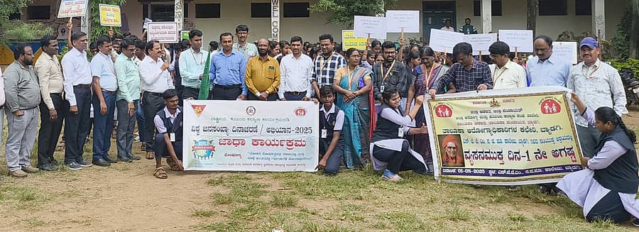 ಬ್ಯಾಡಗಿ ಪಟ್ಟಣದ ಎಸ್‌ಜೆಜೆಎಂ ಸರ್ಕಾರಿ ಪದವಿ ಪೂರ್ವ ಕಾಲೇಜಿನ ಬಳಿ ಶುಕ್ರವಾರ ಹಮ್ಮಿಕೊಂಡಿದ್ದ ಜಾಗೃತಿ ಜಾಥಾಕ್ಕೆ ತಹಶೀಲ್ದಾರ್‌ ಫಿರೋಜಷಾ ಸೋಮನಕಟ್ಟಿ ಚಾಲನೆ ನೀಡಿದರು