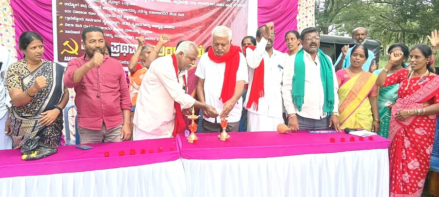 ಹಲಗೂರು ಸಮೀಪದ ನಡಕಲಪುರ ಗೇಟ್‌ನಲ್ಲಿ ನಡೆದ ಕರ್ನಾಟಕ ಪ್ರಾಂತ ಕೃಷಿ ಕೂಲಿಕಾರರ ಹಾಡ್ಲಿ ವಲಯ ಮಟ್ಟದ ಸಮ್ಮೇಳನವನ್ನು ಎಂ.ಪುಟ್ಟಮಾದು ಉದ್ಘಾಟಿಸಿದರು 