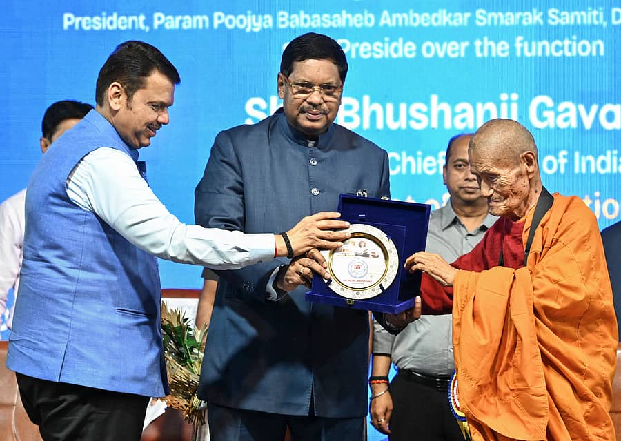 ಡಾ.ಅಂಬೇಡ್ಕರ್‌ ಕಾಲೇಜಿನ ವಜ್ರ ಮಹೋತ್ಸವದಲ್ಲಿ ಸಿಜೆಐ ಭೂಷಣ್‌ ರಾಮಕೃಷ್ಣ ಗವಾಯಿ, ಮಹಾರಾಷ್ಟ್ರ ಮುಖ್ಯಮಂತ್ರಿ ದೇವೇಂದ್ರ ಫಡ್ನವೀಸ್ ಹಾಗೂ ಜಪಾನ್‌ ಸಂಜಾತ ಬೌದ್ಧ ಸನ್ಯಾಸಿ ಭದಂತ್‌ ನಾಗಾರ್ಜುನ್ ಆರ್ಯ ಪಾಲ್ಗೊಂಡಿದ್ದರು
