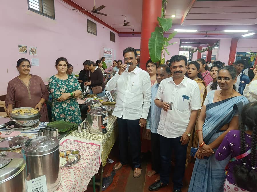 ಸಾಗರದಲ್ಲಿ ಜೀವನ್ಮುಖಿ ಸಂಸ್ಥೆ ಶನಿವಾರ ಆಯೋಜಿಸಿದ್ದ ‘ಅವ್ವ’ ಮಹಿಳಾ ಸಂತೆಯಲ್ಲಿ ರಾಜ್ಯ ಬಿಜೆಪಿ ಉಪಾಧ್ಯಕ್ಷ ಎಚ್. ಹಾಲಪ್ಪ ಹರತಾಳು ನುಂಗೈ ಸೊಪ್ಪಿನ ಸೂಪ್ ಸವಿದರು