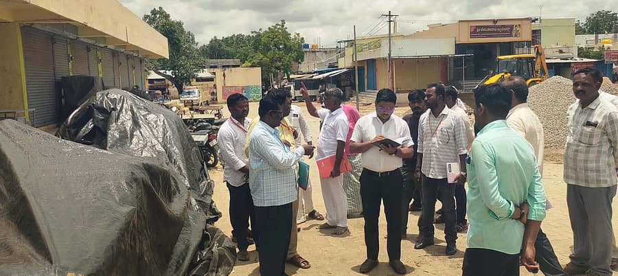 ಕುಷ್ಟಗಿ ಪುರಸಭೆಯ ವಾಣಿಜ್ಯ ಮಳಿಗೆಗಳನ್ನು ಯೋಜನಾ ನಿರ್ದೇಶಕ ಮಂಜುನಾಥ ಗುಂಡೂರು ಪರಿಶೀಲಿಸಿದರು