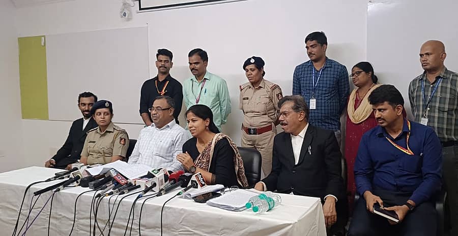 ಬೆಂಗಳೂರಿನಲ್ಲಿ ಶನಿವಾರ ನಡೆದ ಪತ್ರಿಕಾಗೋಷ್ಠಿಯಲ್ಲಿ ಶೋಭಾ, ಬಿ.ಕೆ. ಸಿಂಗ್, ಸುಮನ್ ಡಿ. ಪನ್ನೇಕರ್, ಅಶೋಕ ನಾಯಕ್ ಉಪಸ್ಥಿತರಿದ್ದರು.