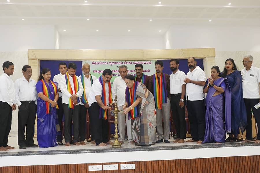 ಮಂಗಳೂರು ವಿಶ್ವವಿದ್ಯಾನಿಲಯದ ಯುಜಿಸಿ ಮಹಿಳಾ ಅಧ್ಯಯನ ಕೇಂದ್ರದ ನಿರ್ದೇಶಕಿ ಪ್ರೊ.ಬಿ.ಕೆ.ಸರೋಜಿನಿ ಕಾರ್ಯಕ್ರಮ ಉದ್ಘಾಟಿಸಿದರು