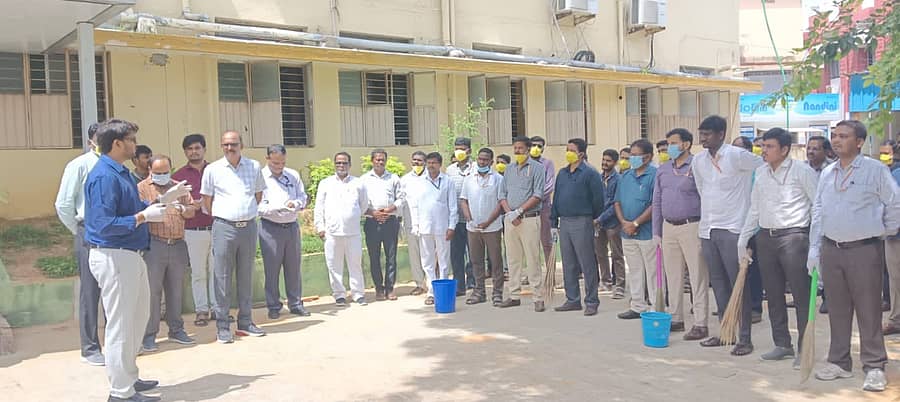 ರಾಯಚೂರು ನಗರದ ಜಿಲ್ಲಾ ಪಂಚಾಯಿತಿ ಆವರಣದಲ್ಲಿ ಸ್ವಚ್ಛ ಶನಿವಾರ ಶ್ರಮದಾನಕೆಕ ಜಿ.ಪಂ ಸಿಇಒ ಈಶ್ವರ ಕಾಂದೂ ಶನಿವಾರ ಚಾಲನೆ ನೀಡಿದರು