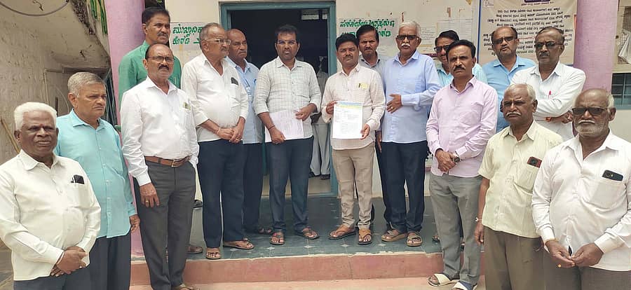 ಕುಷ್ಟಗಿ 3ನೇ ವಾರ್ಡ್‌ನ ನಿವಾಸಿಗಳು ಪುರಸಭೆ ಅಧ್ಯಕ್ಷ ಮಹಾಂತೇಶ ಕಲಭಾವಿ ಅವರಿಗೆ ಮನವಿ ಸಲ್ಲಿಸಿದರು