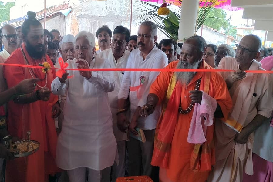 <div class="paragraphs"><p>ಸಚಿವ ಎಚ್.ಕೆ. ಪಾಟೀಲ ಅವರು ಶನಿವಾರ ಲಕ್ಷ್ಮೇಶ್ವರದಲ್ಲಿ ಇಂದಿರಾ ಕ್ಯಾಂಟೀನ್ ಉದ್ಘಾಟಿಸಿದರು</p></div>