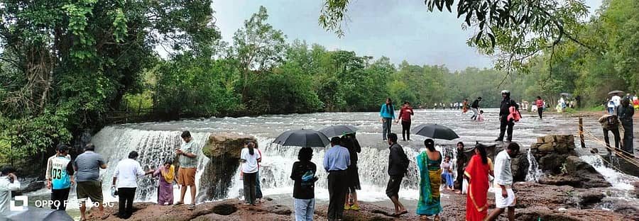 ಕಾರ್ಗಲ್ ಸಮೀಪದ ಹೊಸೂರು ಅಣೆಕಟ್ಟೆಯ ನಿಪ್ಳಿ ಫಾಲ್ಸ್ ನಲ್ಲಿ ಪ್ರವಾಸಿಗರು ಪ್ರಕೃತಿ ಸೌಂದರ್ಯವನ್ನು ಶನಿವಾರ ಸವಿಯುತ್ತಿರುವ ದೃಶ್ಯ ಕಂಡು ಬಂದದ್ದು ಹೀಗೆ