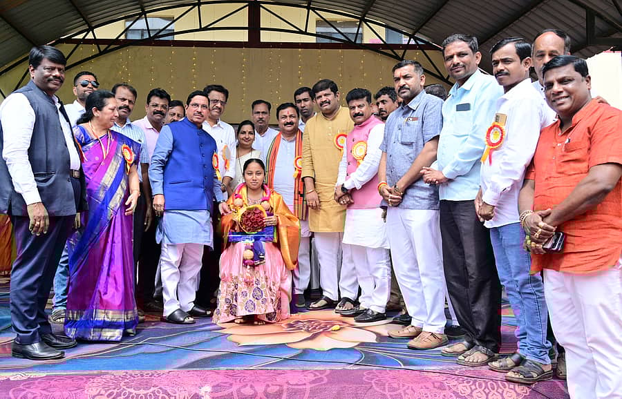 <div class="paragraphs"><p>ಹುಬ್ಬಳ್ಳಿ ಗೋಪನಕೊಪ್ಪದ ಸರ್ಕಾರಿ ಪಿಯು ಕಾಲೇಜಿನಲ್ಲಿ ಶನಿವಾರ ನಡೆದ ಕಾರ್ಯಕ್ರಮದಲ್ಲಿ 2024– 25ನೇ ಸಾಲಿನ ಪಿಯು ಪರೀಕ್ಷೆಯಲ್ಲಿ ರಾಜ್ಯಕ್ಕೆ 5ನೇ ರ‍್ಯಾಂಕ್‌ ಪಡೆದ ನಾಗವೇಣಿ ರಾಯಚೂರು ಅವರನ್ನು ಕೇಂದ್ರ ಸಚಿವ ಪ್ರಲ್ಹಾದ ಜೊಶಿ ಸನ್ಮಾನಿಸಿದರು </p></div>