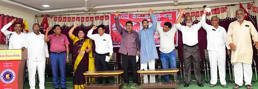 ಭಾರತ ಕಮ್ಯುನಿಸ್ಟ್ ಪಕ್ಷದ ಜಿಲ್ಲಾ ಸಮ್ಮೇಳನದ ಉದ್ಘಾಟನಾ ಸಮಾರಂಭದಲ್ಲಿ ಪಕ್ಷದ ಮುಖಂಡರು ಘೋಷಣೆಗಳನ್ನು ಕೂಗಿದರು