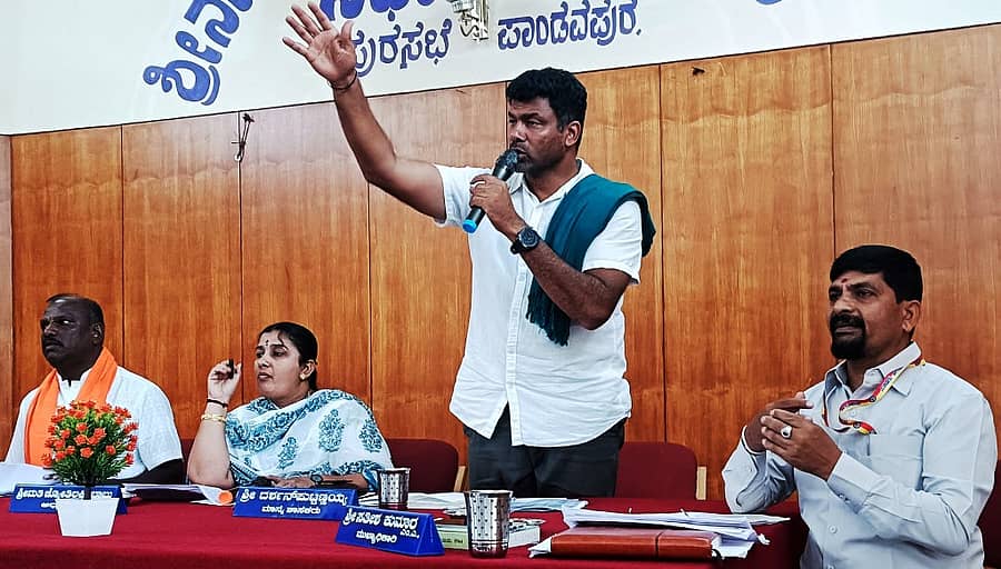 ಪಾಂಡವಪುರ ಪಟ್ಟಣದಲ್ಲಿ ಶನಿವಾರ ನಡೆದ ಪುರಸಭೆ ಸಾಮಾನ್ಯ ಸಭೆಯಲ್ಲಿ ಶಾಸಕ ದರ್ಶನ್ ಪುಟ್ಟಣ್ಣಯ್ಯ ಮಾತನಾಡಿದರು. ಅಧ್ಯಕ್ಷೆ ಜ್ಯೋತಿಲಕ್ಷ್ಮೀ, ಉಪಾಧ್ಯಕ್ಷ ಎಲ್.ಅಶೋಕ, ಮುಖ್ಯಾಧಿಕಾರಿ ಸತೀಶ್ ಕುಮಾರ್ ಇದ್ದಾರೆ.