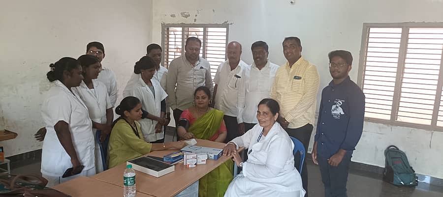 ವಿಜಯಪುರದಲ್ಲಿ ನೂತನವಾಗಿ ಆರಂಭಗೊಂಡಿರುವ ‘ನಮ್ಮ ಕ್ಲಿನಿಕ್’ನಲ್ಲಿ ಪುರಸಭೆ ಅಧ್ಯಕ್ಷೆ ಭವ್ಯ ಮಹೇಶ್ ಅವರು ಆರೋಗ್ಯ ತಪಾಸಣೆ ಮಾಡಿಸಿಕೊಂಡರು