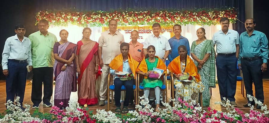 ತೀರ್ಥಹಳ್ಳಿ ಸರ್ಕಾರಿ ಪದವಿಪೂರ್ವ ಕಾಲೇಜಿನಲ್ಲಿ ಪಿಯುಸಿ ಫಲಿತಾಂಶದಲ್ಲಿ ಸಾಧನೆ ಮಾಡಿದ ರಾಘವೇಂದ್ರ ಕೆ.ಸಿ., ಪ್ರಕೃತಿ ವಿ.ಎಸ್. , ಧನುಶ್ರೀ ಜಿ. ಅವರಿಗೆ ಪ್ರತಿಭಾ ಪುರಸ್ಕಾರ ನೀಡಲಾಯಿತು