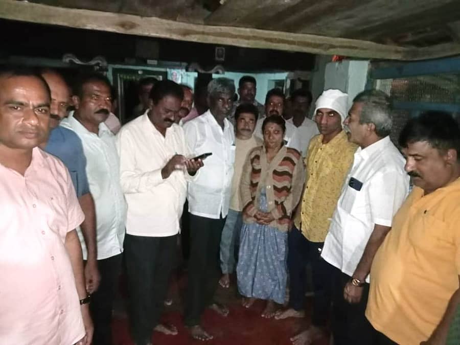 ಬಾಳೆಹೊನ್ನೂರು ಸಮೀಪದ ಅಂಡವಾನೆ ಗ್ರಾಮದಲ್ಲಿ ಆನೆ ತುಳಿತಕ್ಕೆ ಒಳಗಾಗಿ ಮೃತಪಟ್ಟ ಜಾಗ್ರ ಸುಬ್ಬೇಗೌಡರ ಮನೆಗೆ ಸಂಸದ ಕೋಟ ಶ್ರೀನಿವಾಸಪೂಜಾರಿ ಭೇಟಿ ನೀಡಿ ಸಾಂತ್ವನ ಹೇಳಿದರು. ಮಾಜಿ ಶಾಸಕ ಡಿ.ಎನ್.ಜೀವರಾಜ್ ಇದ್ದರು.  