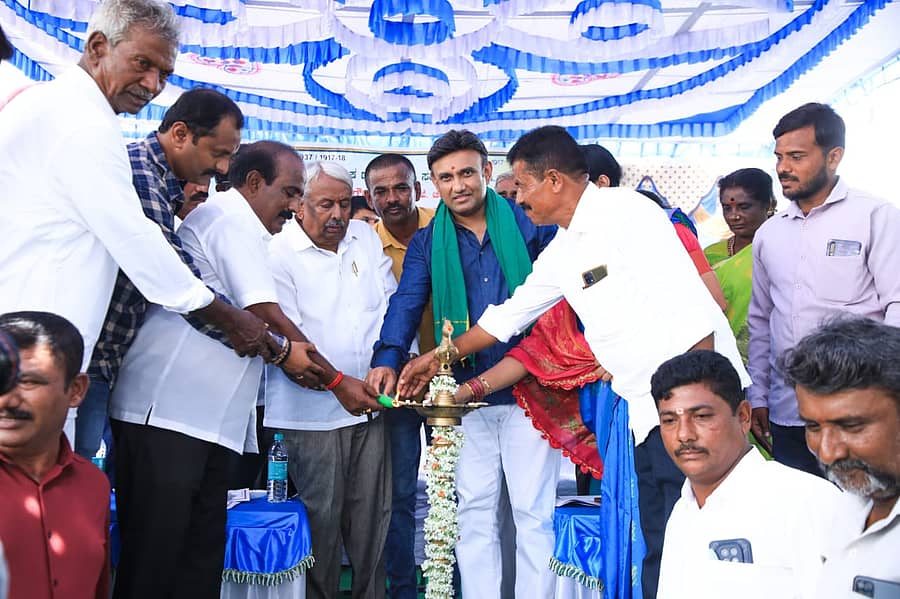 ಮಂಚೇನಹಳ್ಳಿಯ ಜರಬಂಡಹಳ್ಳಿಯಲ್ಲಿ ನಡೆದ ವಿವಿಧೋದ್ದೇಶ ಪ್ರಾಥಮಿಕ ಗ್ರಾಮೀಣ ಕೃಷಿ ಸಹಕಾರ ಸಂಘದ ನೂತನ ಗೋದಾಮು ಕಟ್ಟಡವನ್ನು  ಸಂಸದ ಡಾ.ಕೆ.ಸುಧಾಕರ್ ಉದ್ಘಾಟಿಸಿದರು 