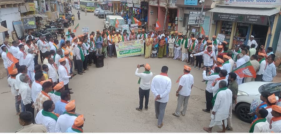 ರೋಣ ಪಟ್ಟಣದ ಮುಲ್ತಾನಬಾವಿ ವೃತ್ತದಲ್ಲಿ ಬಿಜೆಪಿ ವತಿಯಿಂದ ರಸ್ತೆ ತಡೆದು ರಸಗೊಬ್ಬರ ಪೂರೈಕೆಗೆ ಆಗ್ರಹಿಸಿ ಪ್ರತಿಭಟಿಸಲಾಯಿತು