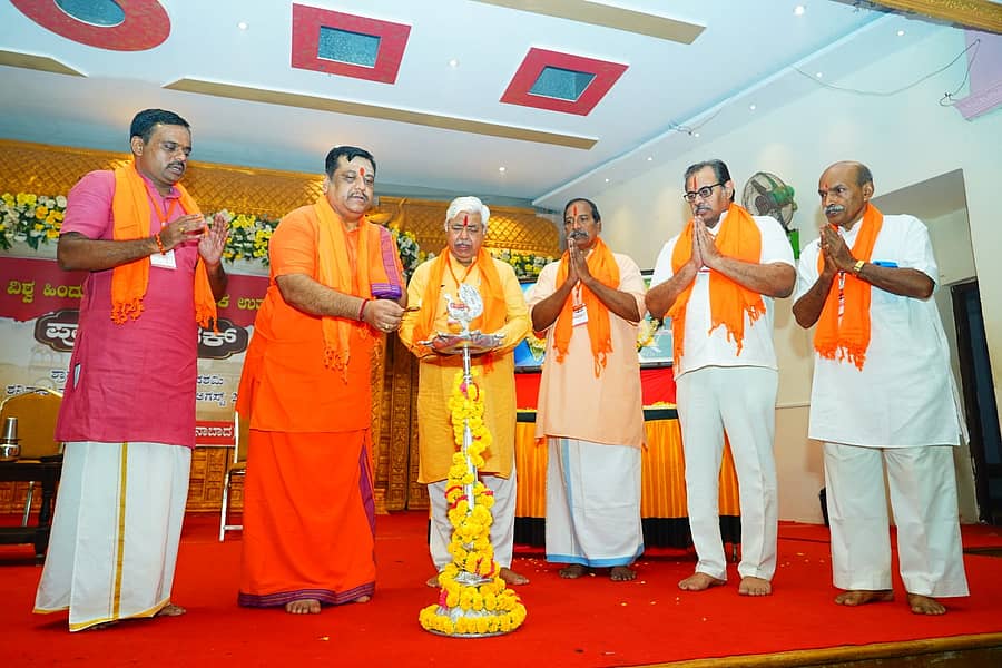 ಹುಮನಾಬಾದ್ ತಾಲ್ಲೂಕಿನ ಮಾಣಿಕ್ ನಗರದ ಮಾಣಿಕ್ ಸೌಧದಲ್ಲಿ ಶನಿವಾರ ವಿಶ್ವ ಹಿಂದೂ ಪರಿಷತ್ ಉತ್ತರ ಪ್ರಾಂತ ಕಾರ್ಯಕಾರಿಣಿ ಸಭೆಯನ್ನು ಪರಿಷತ್ ಅಧ್ಯಕ್ಷ ಅಲೋಕ್ ಕುಮಾರ ದೀಪ ಬೆಳಗಿಸುವ ಮೂಲಕ ಉದ್ಘಾಟಿಸಿದರು 